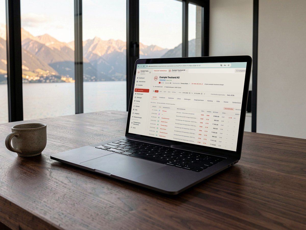 Ein AWC-Notebook auf einem Tisch am Fenster, dahinter See und Berge