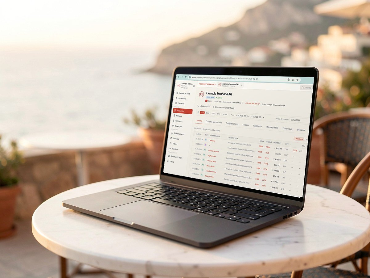 Un portable AWC sur une table de café au bord de la mer